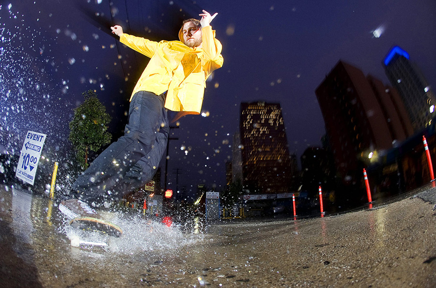 skate bajo la lluvia